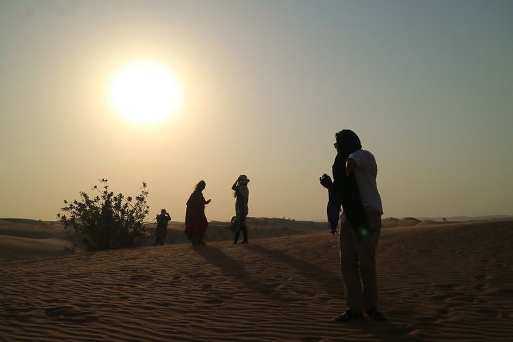 Wisatawan di kawasan gurun pasir di Dubai, Uni Emirate Arab, Selasa (31/10/2017). Menjelajah gurun pasir adalah salah satu atraksi wisata yang bisa dilakukan saat berlibur ke Dubai.