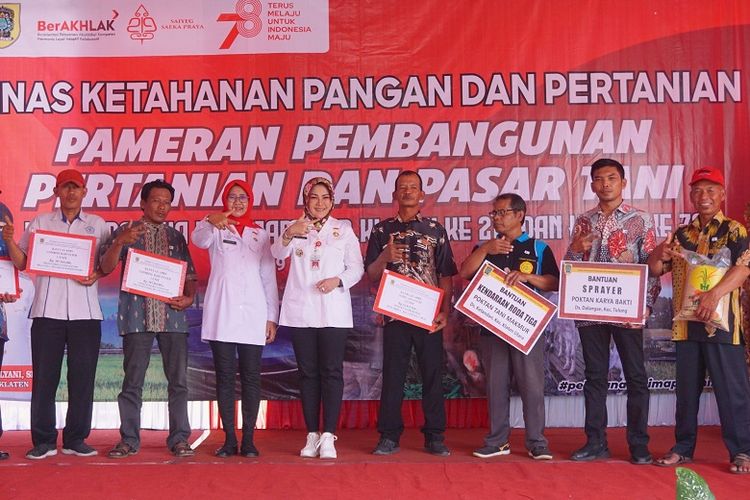 Sedikitnya terdapat 65 stan yang menampilkan produk dari kelompok wanita tani, Kontak Tani Nelayan Andalan (KTNA), dan perbankan pada gelaran Pameran Pembangunan Pertanian dan Pasar Tani 2023 di Kabupaten Klaten.