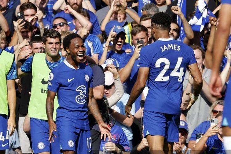 Bintang Chelsea Raheem Sterling merayakan golnya ke gawang Leicester City bersama Reece James. Duel Chelsea vs Leicester City merupakan laga pekan keempat Liga Inggris 2022-2023, yang digelar di Stadion Stamford Bridge, Sabtu (27/8/2022) malam WIB.