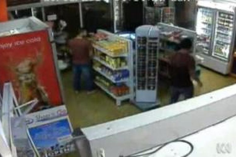 Daniel Jevdenijevic (19) tertangkap CCTV sedang mengencingi salah satu rak di sebuah minimarket di kota Darwin, Australia.