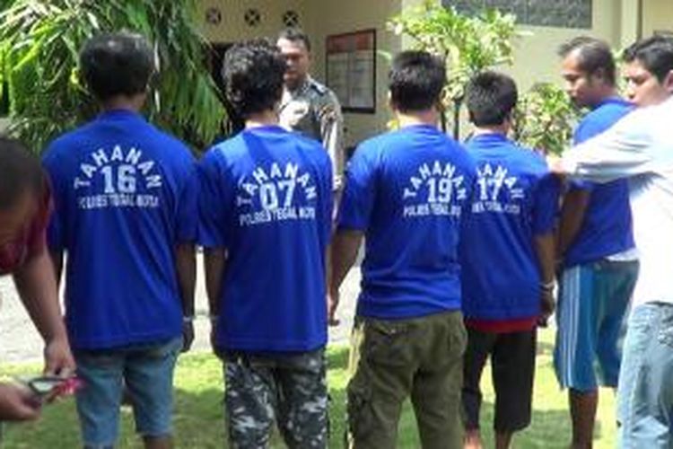 Ketujuh tersangka judi sabung ayam saat berada di Polres Kota Tegal, Jawa Tengah. 