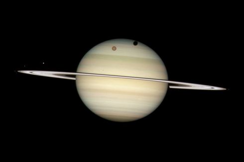 Saturnus dan Jupiter Tampak Dekat Malam Ini, Bagaimana Bedanya dengan Bintang Lain?