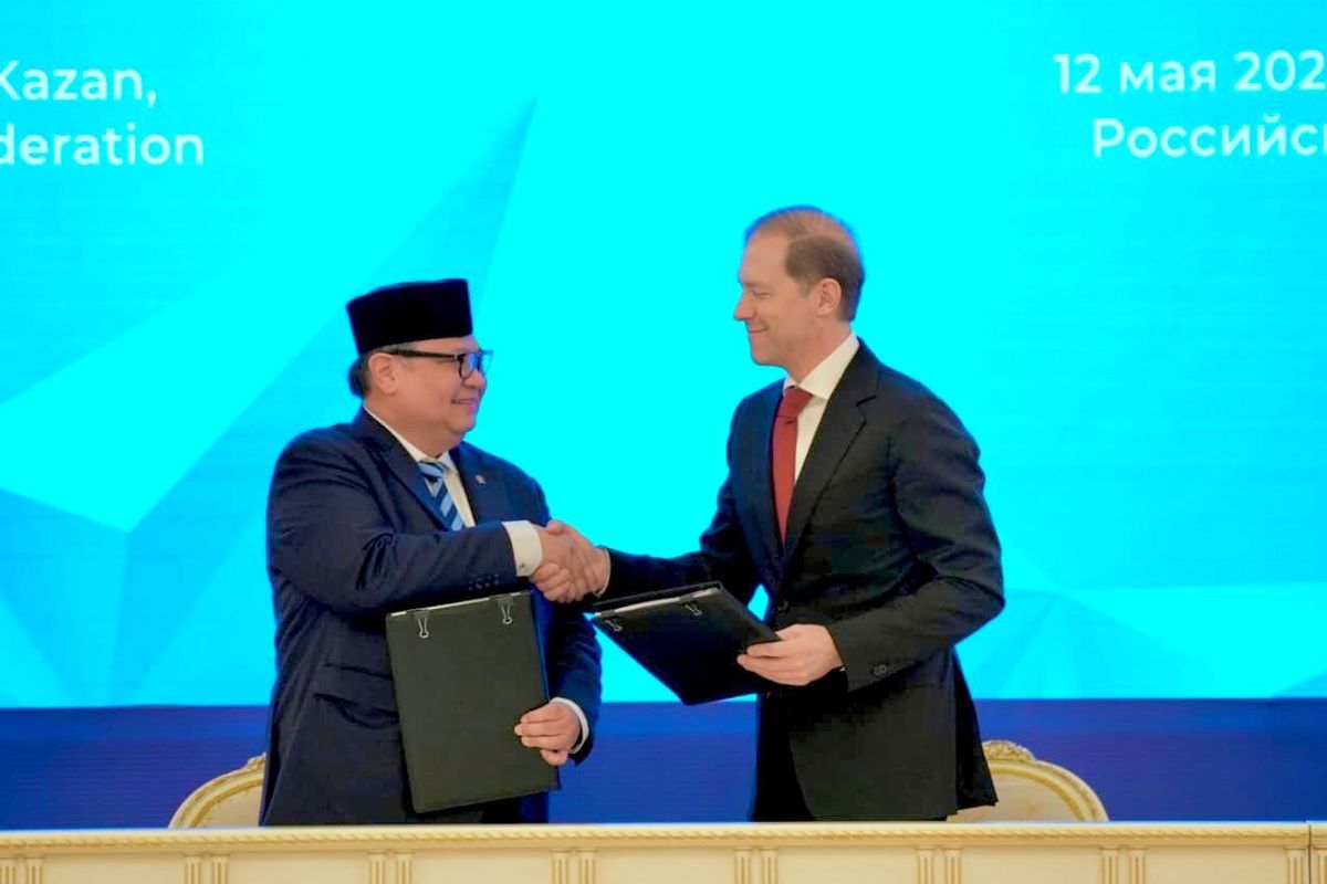 Menko Perekonomian Airlangga Hartarto dan Deputi Pertama Perdana Menteri Rusia Denis Manturov usai menandatangani Agreed Minutes SKB ke-14 Indonesia?Rusia Bidang Kerja Sama Perdagangan, Ekonomi, dan Teknik di Kazan, Rusia, Selasa (12/5/2026).
