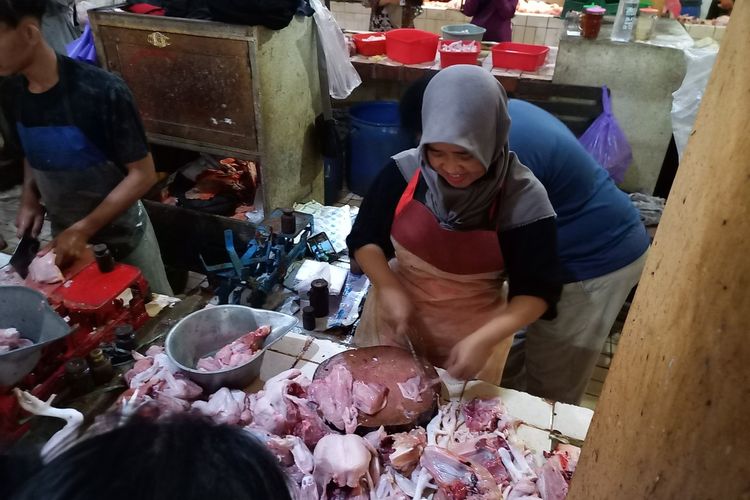 Aida saat melayani pembeli daging ayam di kiosnya di Pasar Beringharjo Yogyakarta, Jumat (1/4/2022)
