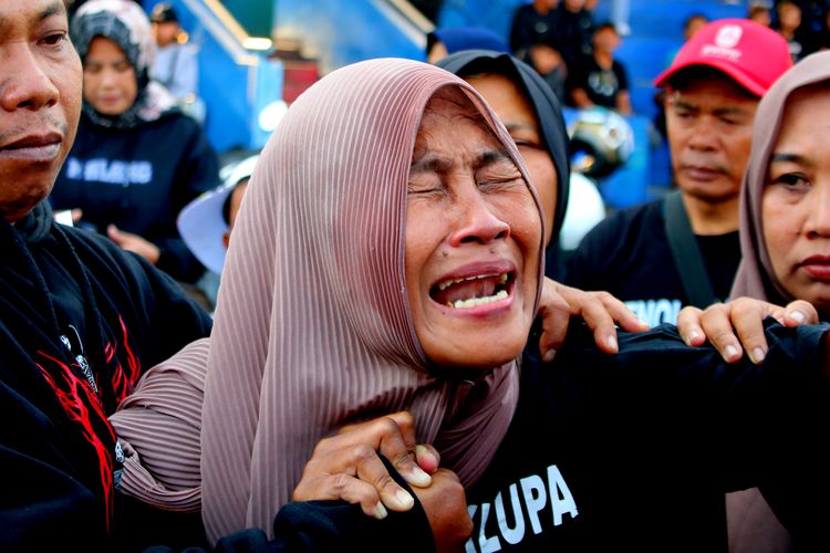Rini Handayani salah satu orang tua korban meninggal saat kirim doa memperingati satu tahun Tragedi Kanjuruhan di Stadion Kanjuruhan Kabupaten Malang, Minggu (1/10/2023) siang.