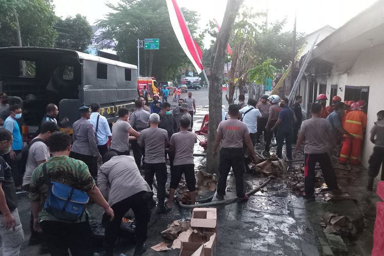Petugas mengevakuasi perlengkapan saat kebakaran di Mapolres Kediri Kota, Jawa Timur, Snein (27/6/2022).