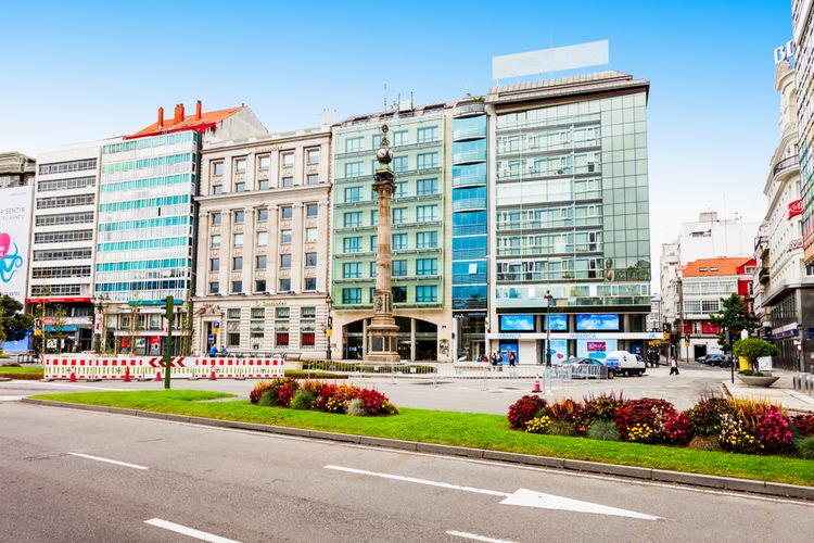 Ilustrasi Obelisco Avenida da Marina, Spanyol. Avenida da Marina merupakan salah satu tempat syuting Legend of the Blue Sea. 