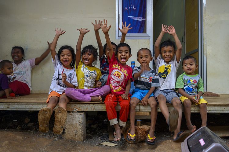 Foto dirilis Kamis (5/12/2019), memperlihatkan anak-anak bermain di kompeks hunian sementara (huntara) yang dibangun Otoritas Jasa Keuangan (OJK) di Kelurahan Talise Palu, Sulawesi Tengah. Sedikitnya 30 unit huntara atau sebanyak 360 bilik bagi para penyintas yang mayoritas korban terjangan tsunami tersebut dibangun dan tersebar di tiga lokasi, masing-masing di Kelurahan Talise, Layanan, dan Mamboro.