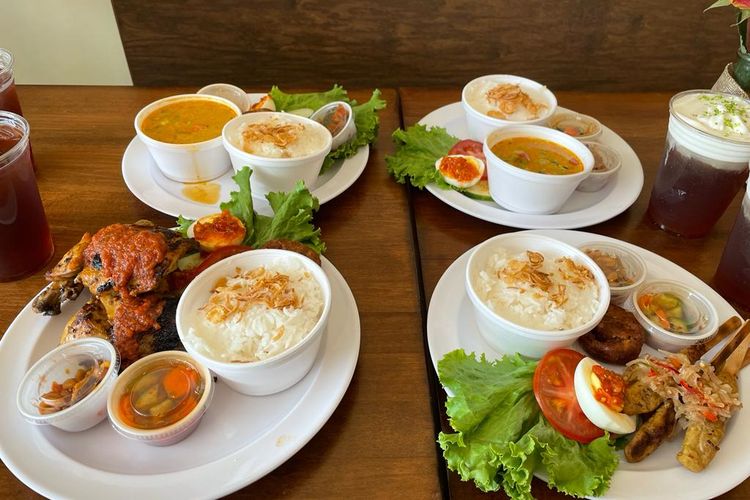Sajian makanan khas Indonesia yang dipamerkan KJRI Chicago dalam salah satu signature program gastrodiplomasi KJRI Chicago bertajuk Indonesian Gourmet Day di East Lansing, Michigan (25/6/2022). 
