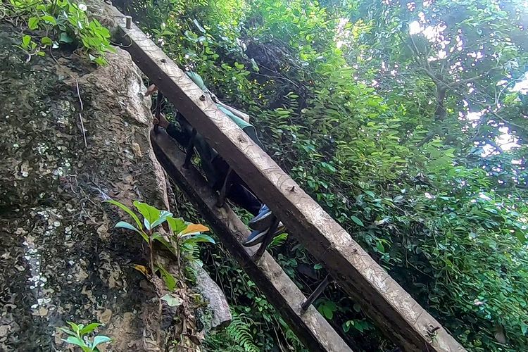Jalur tangga menuju Air Terjun Kapas Biru Lumajang.