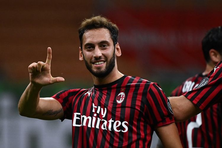 Gelandang AC Milan, Hakan Calhanoglu, merayakan gol kontra Bologna pada laga lanjutan Liga Italia di Stadion San Siro, Sabtu (18/7/2020).