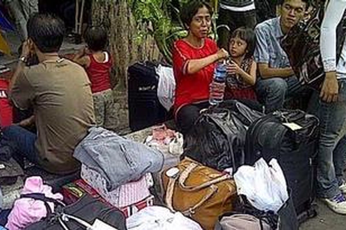 Pulang kampung saat Lebaran menjadi momen yang sangat spesial bagi para pemudik. Maka apa yang mereka bawa juga spesial, paling tidak ada kebanggaan ketika barang yang dibawa itu ditambahi embel-embel 