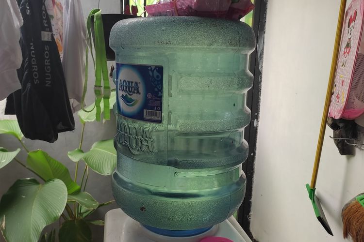 Simak jawaban dan cara menghitung berapa liter dalam satu galon alias berapa liter air dalam satu galon.