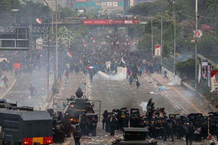 Polisi melontarkan gas air mata saat kericuhan dalam unjuk rasa di Depan Gedung DPR/MPR, Jalan Gatot Subroto, Senayan, Jakarta Pusat, Selasa (24/9/2019).