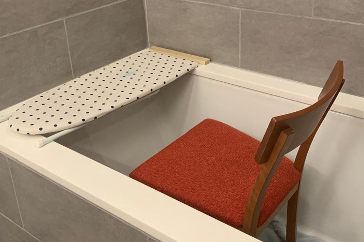 Meja kerja darurat di bak mandi.