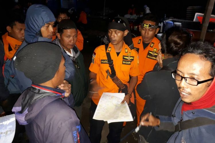 Tim SAR gabungan berkoordinasi di basecamp Thekelan, Kopeng, Getasan, Kabupaten Semarang untuk menemukan dua pendaki yang dikabarkan tersesat di Gunung Merbabu sejak Minggu (14/5/2017) siang.