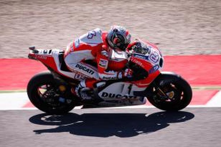 Pebalap Ducati asal Italia, Andrea Dovizioso, memacu motornya pada sesi latihan bebas kedua GP Italia di Sirkuit Mugello, Jumat (29/5/2015).