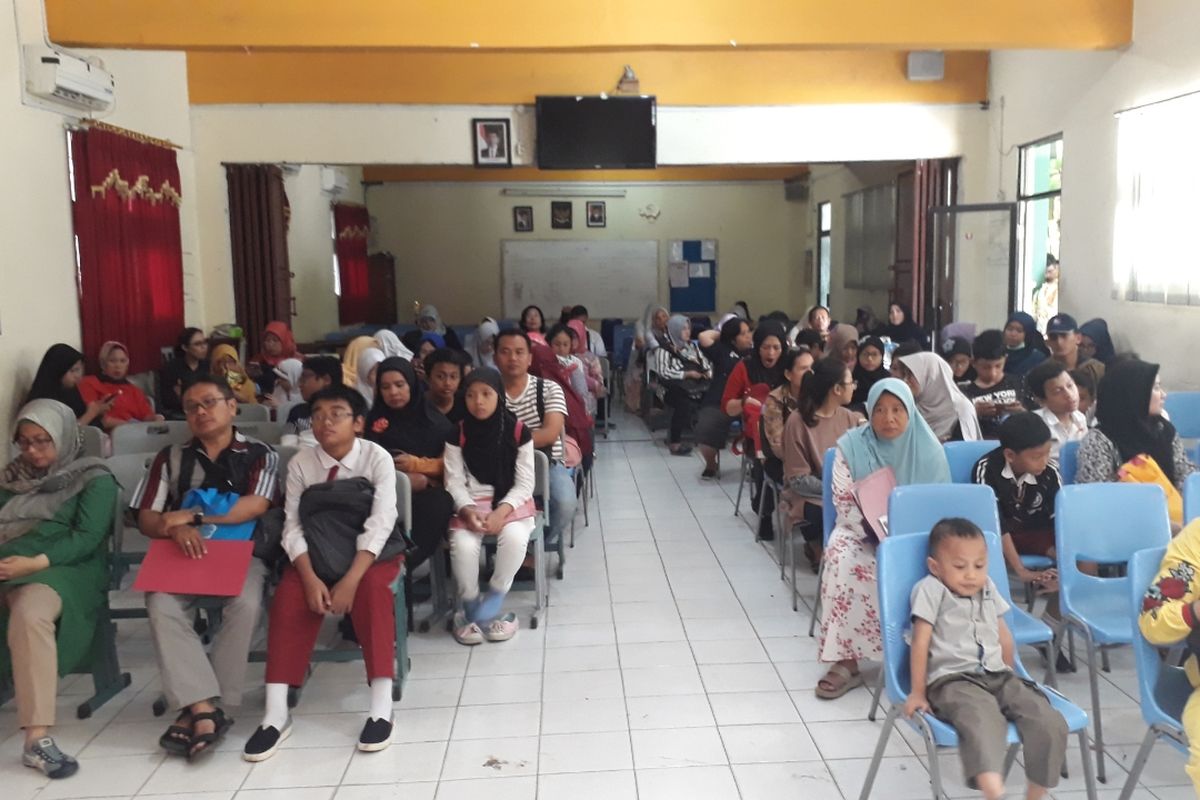 Suasana hari pertama pra pendaftaran PPDB di SMPN 1 Kota Bekasi padat, Senin (17/6/2019).