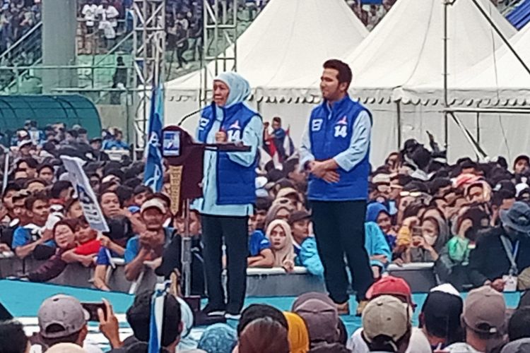 Gubernur Jawa Timur, Khofifah Indar Parawansa dan Wakil Gubernur Jawa Timur, Emil Dardak saat memberi orasi di hadapan ribuan pendukung Partai Demokrat di Stadion Gajayana, Kota Malang, Jawa Timur pada Kamis (1/2/2024). 