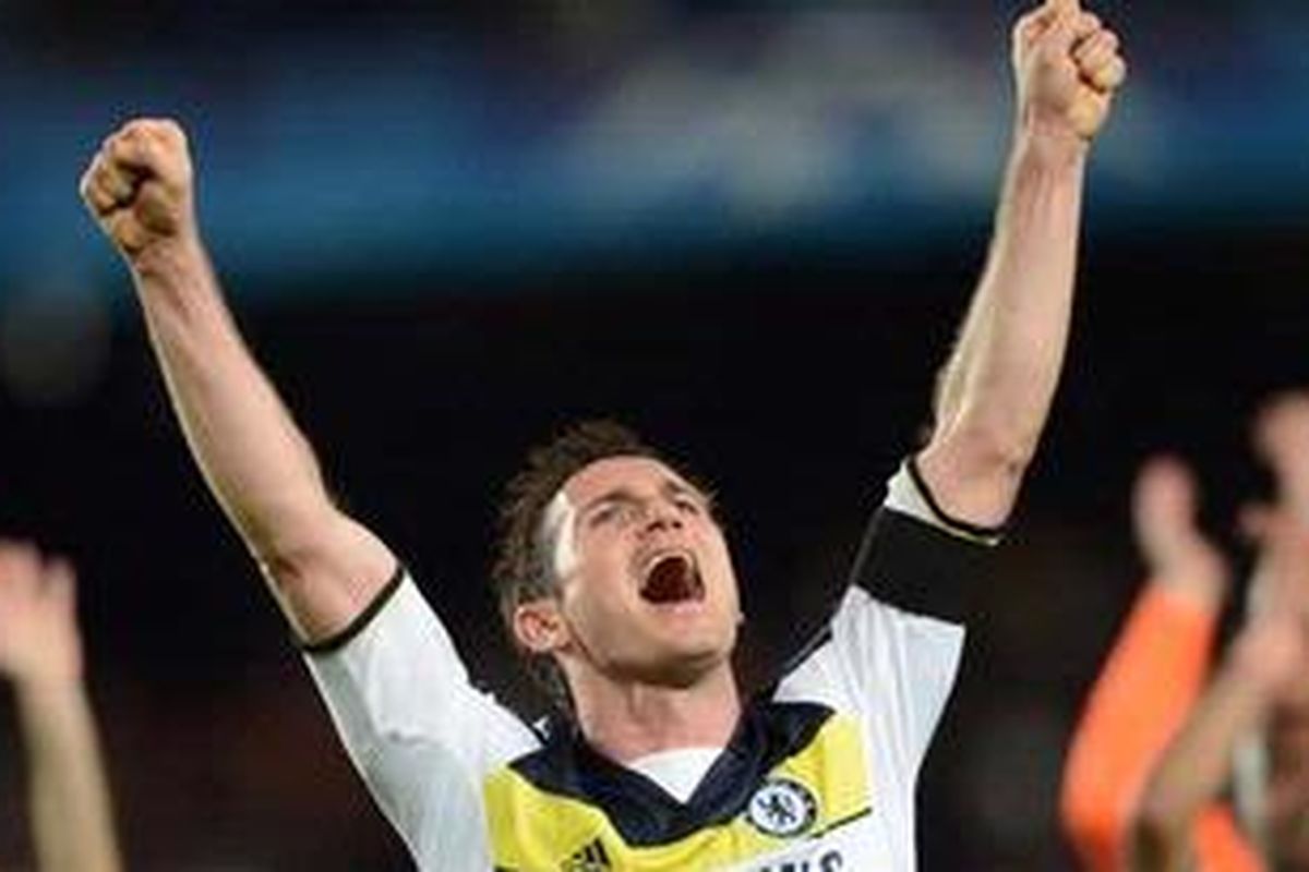 Ekspresi gelandang Chelsea, Frank Lampard, setelah timnya bermain imbang 2-2 dengan Barcelona pada leg kedua semifinal Liga Champions, di Camp Nou, Selasa (24/4/2012) dan dengan begitu berhak melaju ke final karena pada leg pertama menang 1-0. 