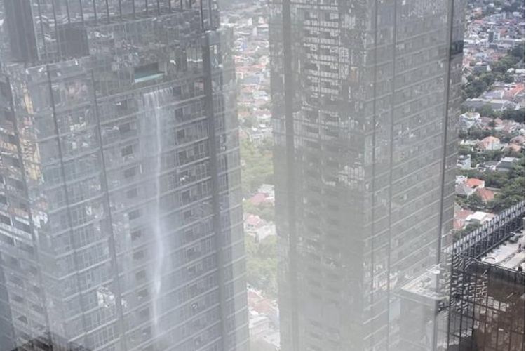 Tangkapan layar foto salah satu gedung di kawasan SCBD, Jakarta Selatan. Pada gedung sebelah kanan, terlihat ada air yang diduga berasal dari kolam renang meluncur ke luar gedung. 