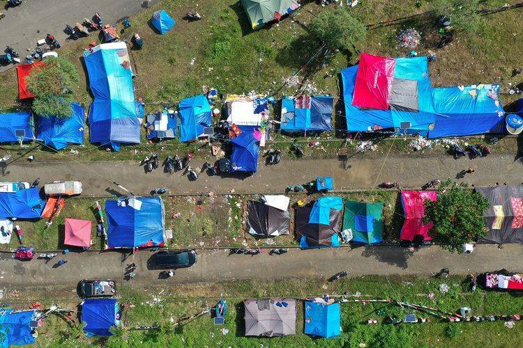 Foto aerial tenda pengungsi di kompleks Stadion Manakarra, Mamuju, Sulawesi Barat, Senin (18/1/2021). Berdasarkan data BNPB per 18 Januari 2021 pukul 14.00 WIB jumlah korban meninggal dunia akibat gempa magnitudo 6,2 di Sulawesi Barat berjumlah 84 orang, dan pengungsi berjumlah 19.435 orang. ANTARA FOTO/Sigid Kurniawan/rwa.