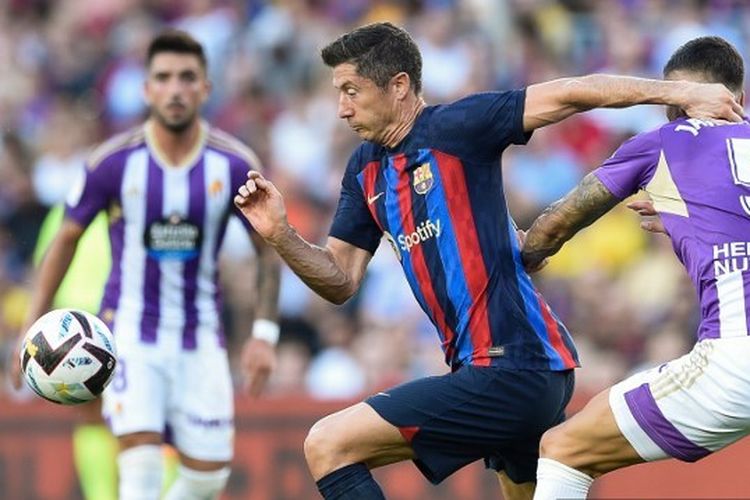 Aksi penyerang Barcelona Robert Lewandowski dalam laga kontra Real Valladolid di Stadion Camp Nou, Senin (29/8/2022) dini hari WIB. Laga Barcelona vs Valladolid termasuk dalam rangkaian pertandingan pekan ketiga Liga Spanyol 2022-2023.