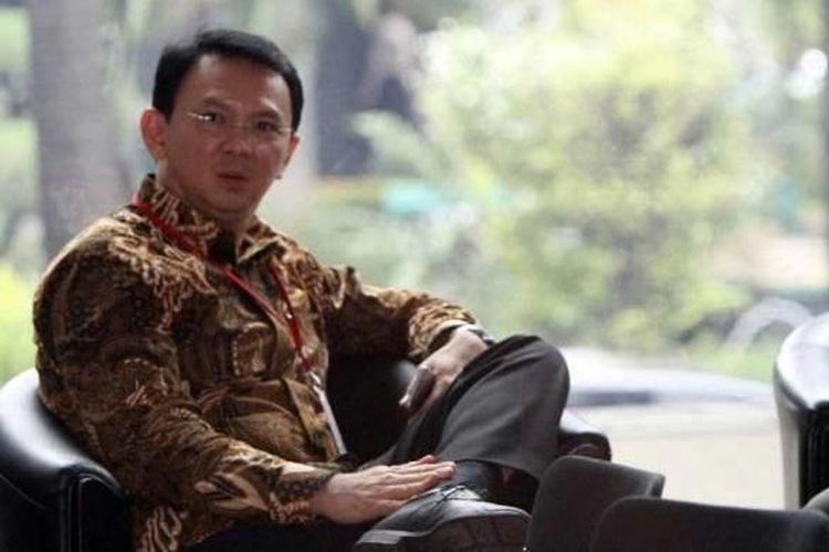 Gubernur DKI Jakarta Basuki Tjahaja Purnama (Ahok) tiba di gedung KPK, Jakarta, untuk memenuhi panggilan sebagai saksi, Selasa (12/4/2016). Ahok memberikan keterangan seputar pembelian lahan milik RS Sumber Waras oleh Pemprov DKI pada akhir 2014.