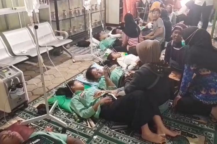 Para siswa yang mengalami mual, muntah dan pusing diduga akibat keracunan MBG terbaring lemas mendapatkan perawatan di Puskesmas Sine, Kabupaten Ngawi, Jawa Timur.
