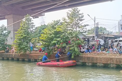 Siap Selamatkan Peserta Lomba yang Tercebur, Perahu Karet Damkar Kelilingi Kalimalang