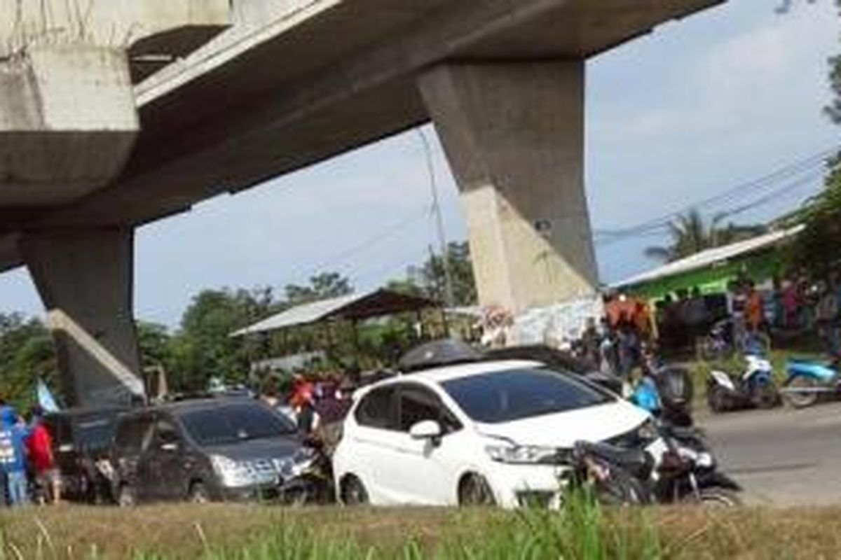 Warga menyaksikan lima mobil yang mengalami tabrakan beruntun di Jalan Sholeh Iskandar (Jalan Baru), Kota Bogor, Sabtu (6/6/2015).