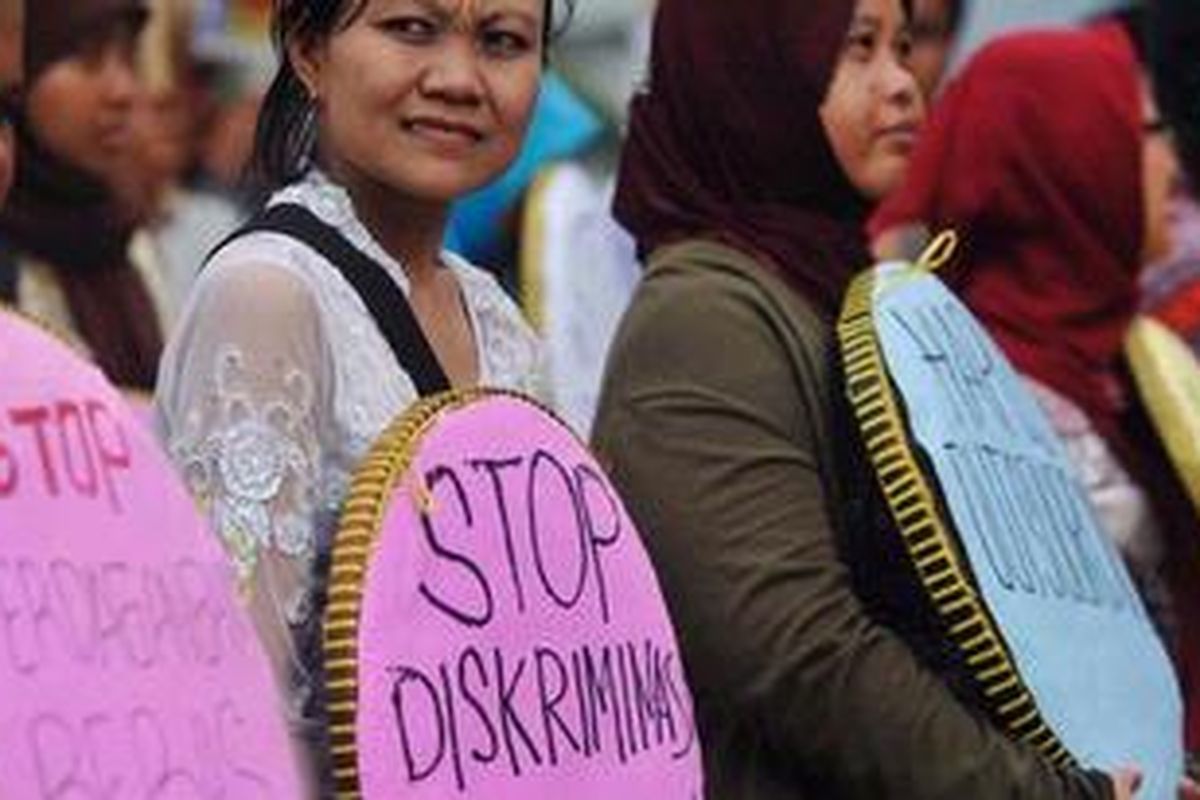 Ilustrasi: Buruh dari Gabungan Serikat Buruh Independen memeringati Hari Kartini dengan berunjuk rasa di Bundaran Hotel Indonesia, Jakarta, Minggu (21/4/2013). Berbagai tuntutan mereka serukan antara lain penolakan diskriminasi, menolak rencana kenaikan bahan bakar minyak, naikkan upah buruh, penghapusan sistim kerja kontrak, dan penurunan harga kebutuhan pokok. Aksi ini juga dalam rangka menyambut peringatan Hari Buruh Internasional 1 Mei. KOMPAS/HERU SRI KUMORO