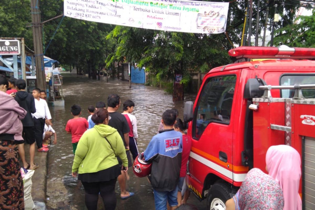 Banjir melanda Jalan DR Soetomo tepat di perbatasan Ciledug, Tangerang dengan Joglo, Jakarta Barat, Jumat (1/2/2019)