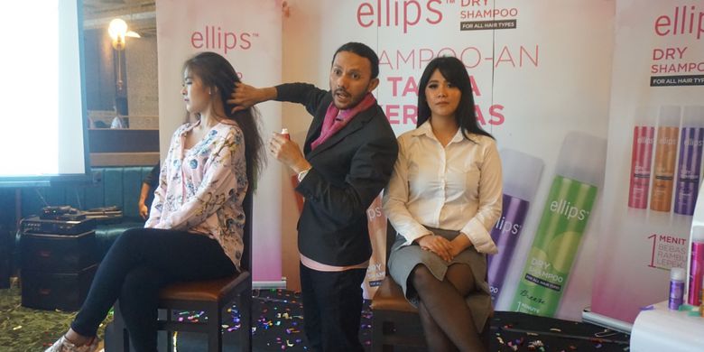 Hairdresser Aar Yazuar (tengah) memperagakan cara aplikasi Ellips Dry Shampoo di Jakarta (14/5/2018).