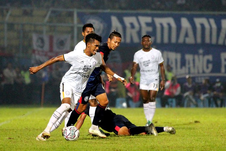 Pemain RANS Nusantara FC Alfin Tuasalamony berhasil keluar dari penjagaan pemain Arema FC Dendi Santoso saat uji coba yang berakhir dengen skor 4-0 di Stadion Kanjuruhan Kabupaten Malang, Selasa (7/6/2022) malam.
