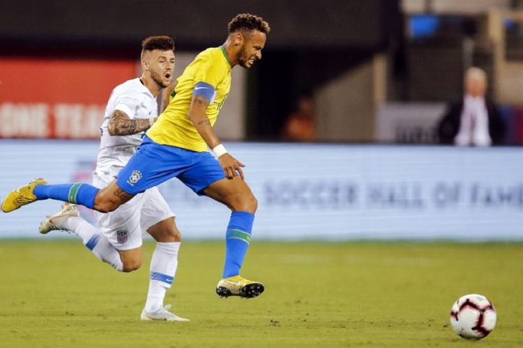 Paul Arriola mencoba menghalangi Neymar saat Amerika Serikat bertemu Brasil pada laga uji coba di New Jersey, 7 September 2018. 