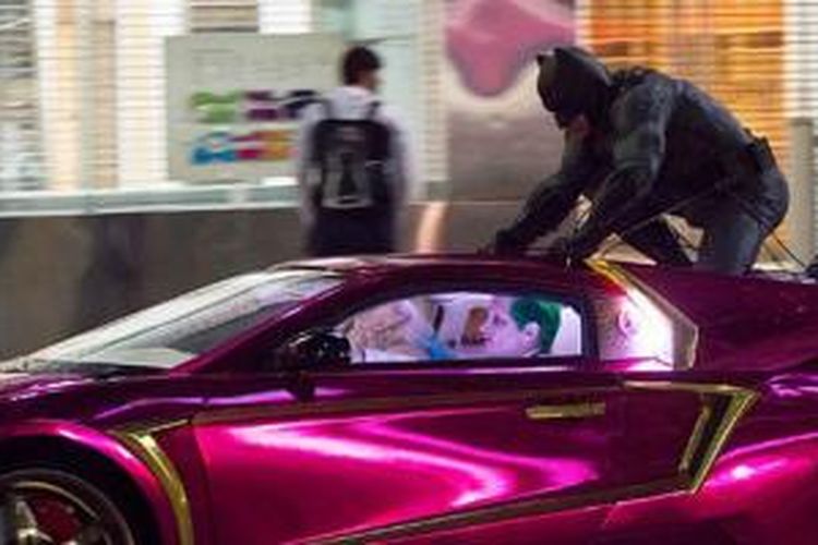 Batman tampak mengejar The Joker dalam salah satu adegan film Suicide Squad.