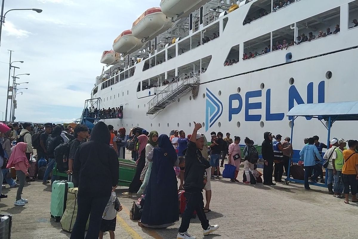 MUDIK LEBARAN - Ribuan penumpang arus mudik mulai terjadi di pelabuhan Murhum Baubau, Sulawesi Tenggara, Kamis sore (20/3/2025). Ternyata mudik bukan singkatan dari mudik dilik.