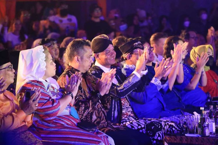 Gubernur Jawa Tengah Ganjar Pranowo membuka Festival Kota Lama (FKL) Semarang 2022 bersama jajaran pejabat lainnya di Halaman Laroka, kawasan Kota Lama Semarang, Kamis (16/9/2022).