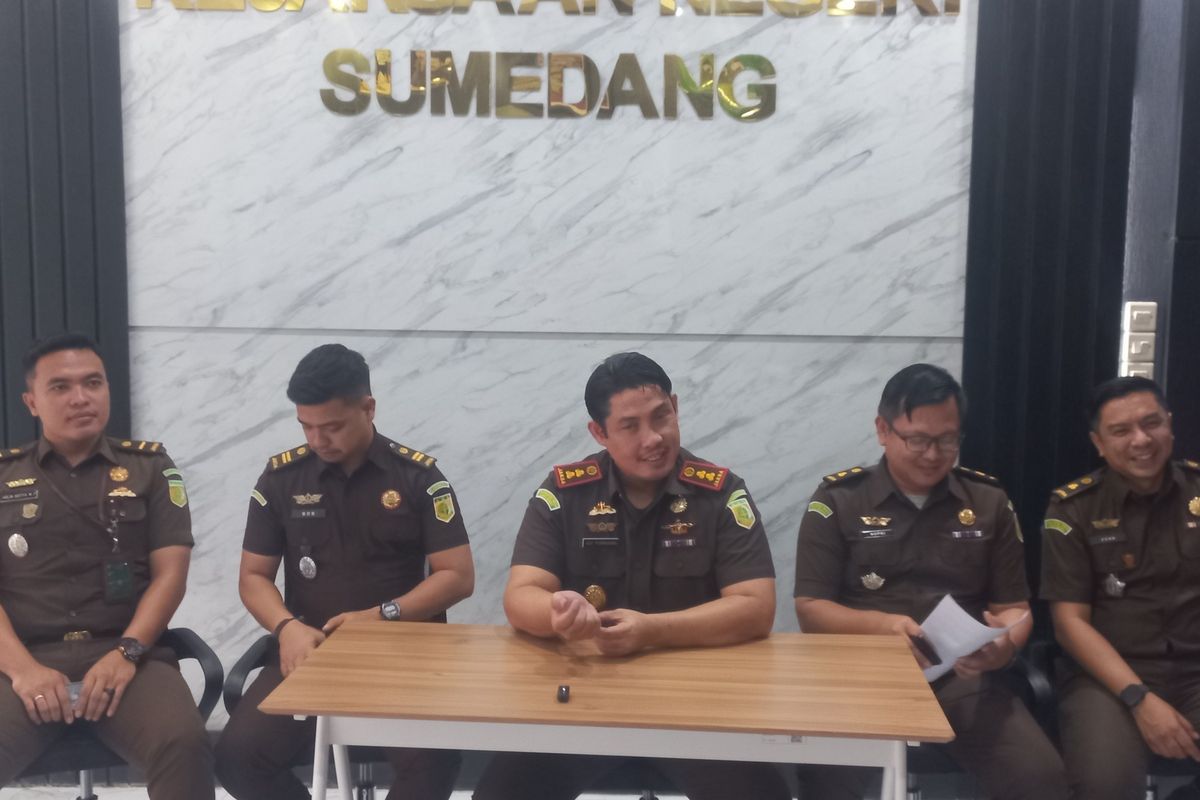 Kejari Sumedang jumpa pers kasus korupsi Embung Sindang Sari, Buper Kiarapayung, Sukasari, Sumedang, Jabar, Rabu (9/2/2025) sore. KOMPAS.com/AAM AMINULLAH