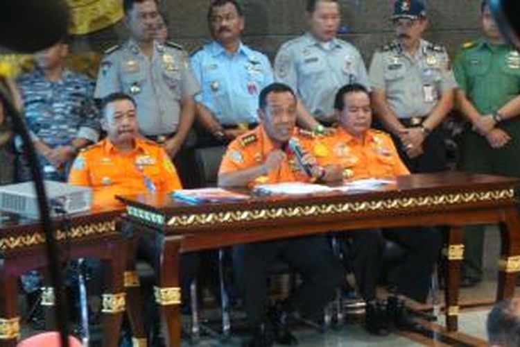 Kepala Basarnas Marsekal Madya TNI FHB Soelistyo dalam konferensi pers di Kantor Basarnas, Jakarta. Kamis (1/1/2015).