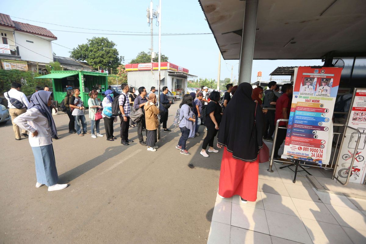 Sejumlah penumpang antre membeli tiket kertas di Stasiun Rawabuntu, Kota Tangerang Selatan, Banten, Senin (23/7/2018). Antrean panjang yang terjadi di seluruh stasiun KRL karena adanya perbaikan sistem e-ticketing yang dilakukan PT Kereta Commuter Indonesia (KCI).