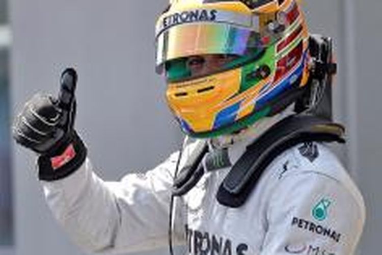 Pebalap Mercedes, Lewis Hamilton, mengacungkan jempol merayakan kemenangannya saat sesi kualifikasi GP Jerman di Sirkuit Nurburgring, Sabtu (6/7/2013).