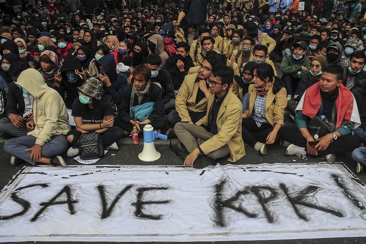 Mahasiswa dan pelajar melakukan aksi unjuk rasa di depan gedung DPRD Jawa Barat, Bandung, Jawa Barat, Senin (30/9/2019). Mereka menuntut DPR segera mencabut seluruh Rancangan Undang Undang yang dianggap bermasalah serta meminta presiden untuk segera menerbitkan Perppu UU KPK. ANTARA FOTO/Novrian Arbi/wsj.