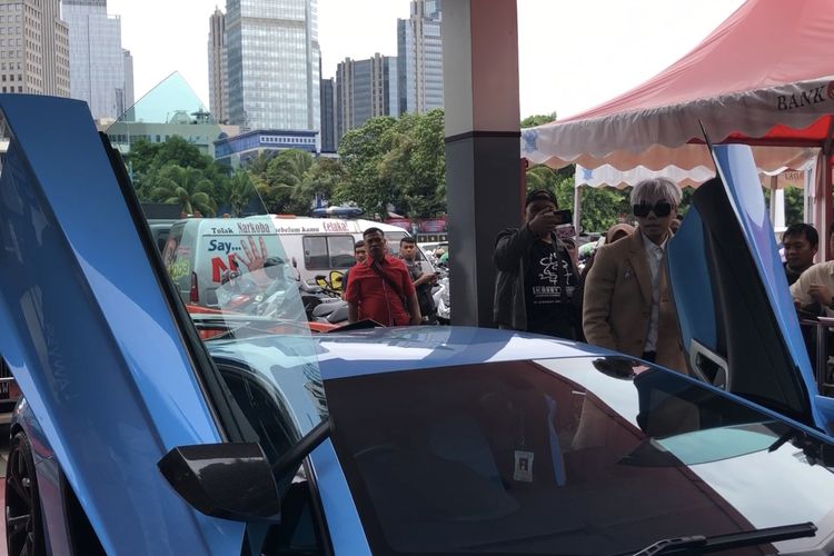 Roy Kiyoshi bersama kuasa hukumnya, Henry Indraguna menyambangi SPKT Polda Metro Jaya, Jakarta Selatan, Kamis (14/11/2019)