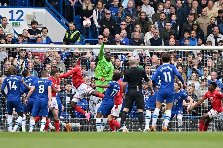 Edouard Mendy beraksi di tengah sebuah situasi kemelut dalam laga pekan ke-36 Liga Inggris antara Chelsea vs Nottingham Forest di Stadion Stamford Bridge, Sabtu (13/5/2023). (Foto oleh Glyn KIRK / AFP)