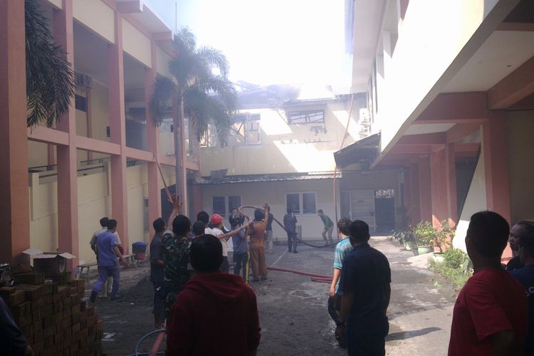 Suasana pemadaman api di salah satu bangunan RS.Bhayangkara Kota Kediri, Jawa Timur, Senin (1/5/2017).