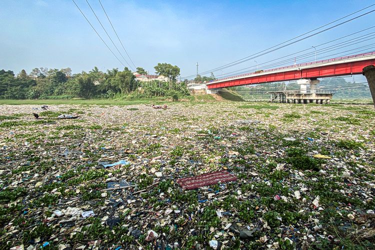 Lautan sampah membentang di perairan Sungai Citarum di kawasan Batujajar, Kabupaten Bandung Barat (KBB), Jawa Barat, Rabu (12/6/2024) pagi.