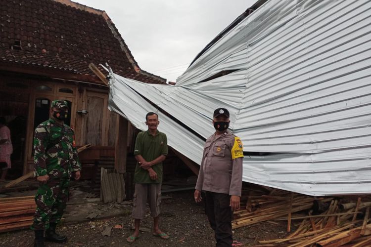 AMBRUK—Atap rumah warga Desa Kedungrejo, Kecamatan Balerejo, Kabupaten Madiun ambruk setelah angin puting beliung menerjang, wilayah itu..