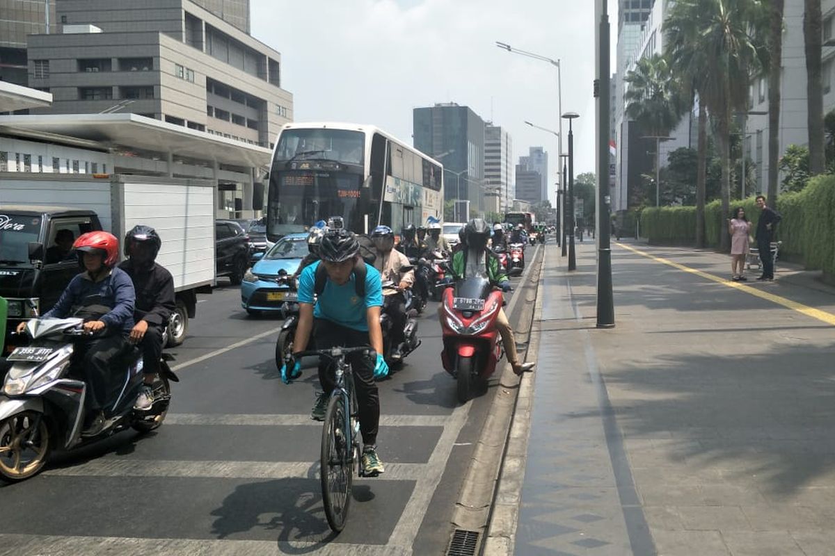 Jalur sepeda di Jalan MH Thamrin, Jakarta Pusat, Jumat (20/9/2019).